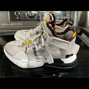 NIKE AIR EDGE 270 GEL Size 8